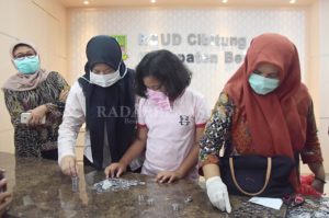 Kakak-Adik Serahkan Uang Tabungan ke RSUD