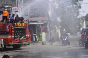 Himpunan Pengusaha Kosgoro Semprot Disinfekfan di Jalan Umum dan Gang Sempit