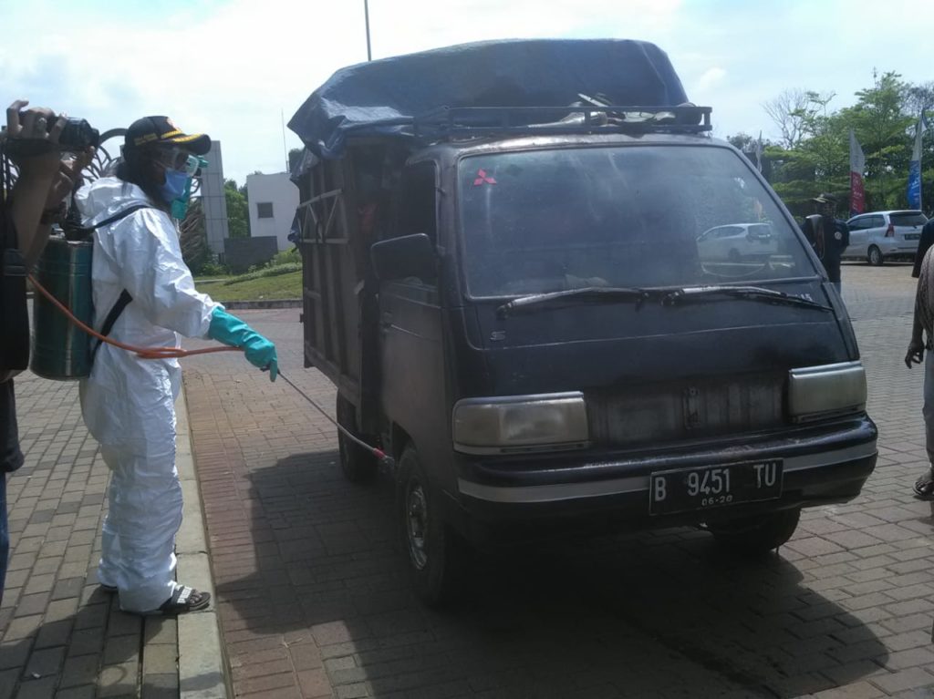 Masuk Burangkeng, Mobil Sampah Disemprot Disinfektan