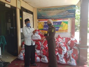 Kejari Kabupaten Bekasi Salurkan 500 Paket Sembako