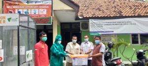 Serahkan Bantuan APD ke Puskesmas Telukpucung
