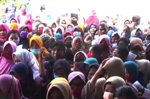 Warga Berkerumun saat Pembagian Sembako