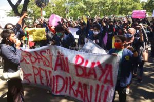 Mahasiswa Tuntut Pembebasan Biaya Pendidikan