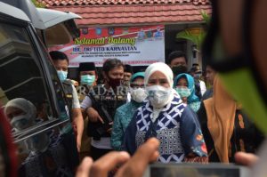 Ketua TP PKK Salurkan Bansos