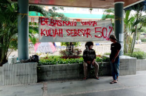 Mahasiswa Tetap Menuntut Pembebasan Biaya Pendidikan
