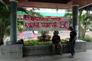 Mahasiswa Tetap Menuntut Pembebasan Biaya Pendidikan