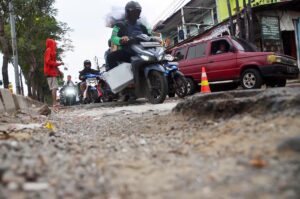 Perbaikan Jalan Andalkan Bantuan DKI