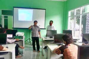 Latih Pemuda Ciptakan Produk