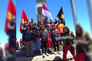 PPUIN Kibarkan Merah Putih di Puncak Lawu