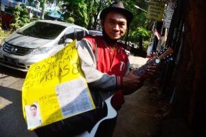 Perjuangan Andreas (41), Rela Mengamen untuk SPP Anak