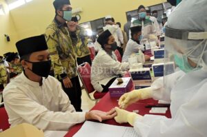 Ratusan Santri Jalani Rapid Test