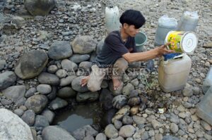 Kesulitan Air Bersih, Warga Buat Sumur Resapan