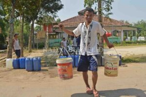 Warga Kesulitan Air Akibat Kekeringan