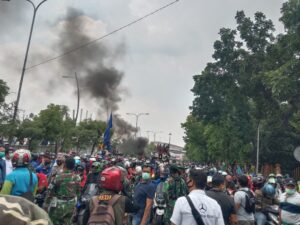 Ke DPR RI Dihalau Aparat, Massa Blokade Jalan Ahmad Yani Bekasi