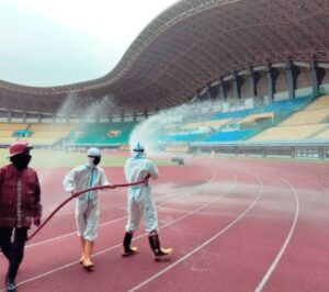 Disdamkar Edukasi 3M dan Rutin Semprot Disinfektan Stadion Patriot Candrabhaga