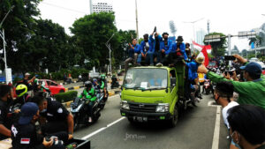 Spanduk Mahasiswa: Saya Kangen Didemo, Pasti Saya Suruh Masuk
