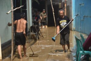 Banjir Surut, Warga Telukpucung Bersih-bersih Sisa Lumpur