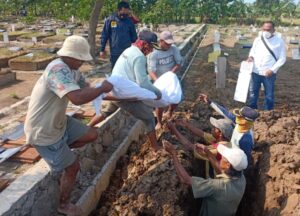 Tanpa Keluarga, Polisi Dampingi Pemakaman Pemulung yang Dianiaya Hingga Tewas