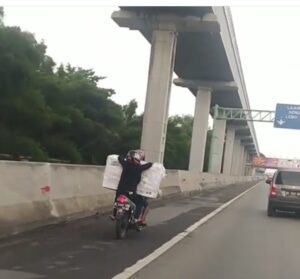 Nekat, Pemotor Masuk Tol Pondokgede-Jatibening!