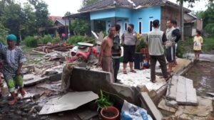 Puting Beliung Mengamuk Rusak 13 Rumah di Serangbaru