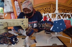 Pengrajin Masker Raup Keuntungan Ratusan Juta