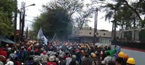 Tolak UU Ciptaker, Massa Buruh Sweeping Kawasan Industri di Bekasi