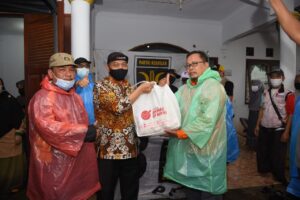 Di Tengah Gerimis, Presiden PKS Serahkan Bantuan Korban Banjir di Jatirasa