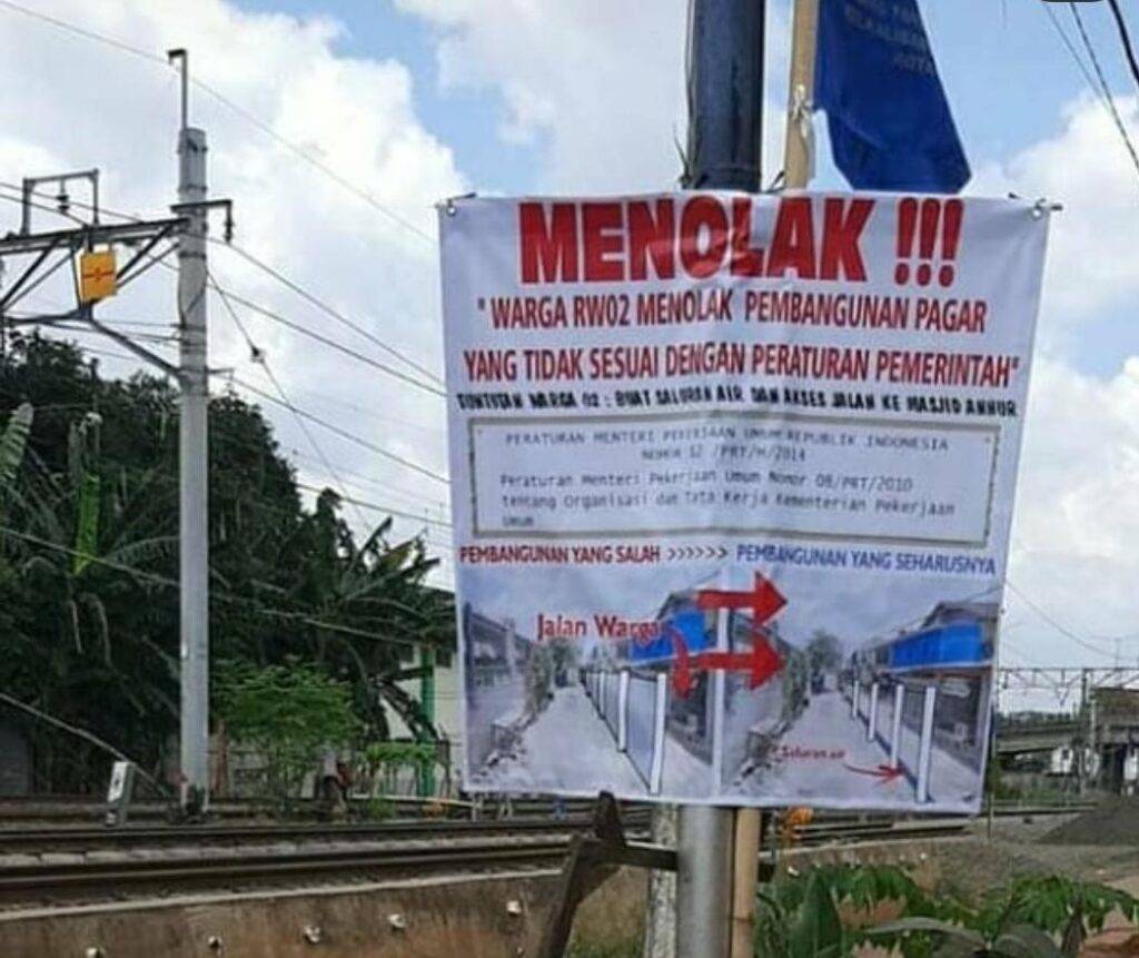 Warga Kranji Protes Pembangunan Tembok Pembatas Rel KA