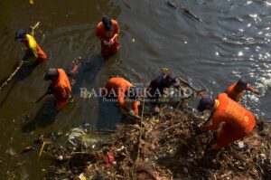 DLH Angkut 55 Ton Sampah dari Kali Graha Prima