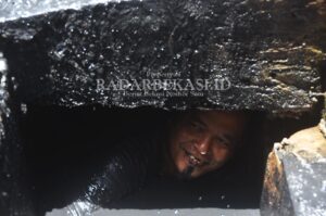 Dulu Pengayuh Becak, Kini jadi ”Manusia Gorong-gorong”