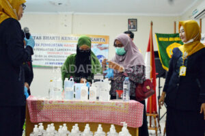 Ajarkan Cuci Tangan dan Bimtek Pembuatan Hand Sanitizer
