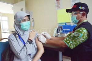 Vaksinasi Covid-19 di  Indonesia Butuh Waktu 15 Bulan