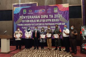 KPPN Bekasi Serahkan DIPA 2021