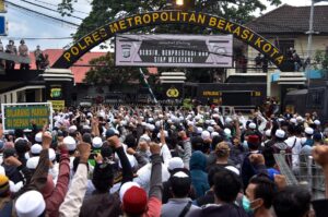 Minta Bebaskan HRS, Massa Gruduk Polres