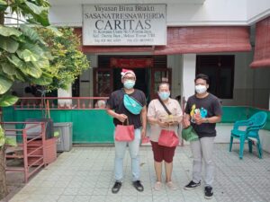 Pendopo Sosial Beri Kado Natal 40 Lansia di Durenjaya