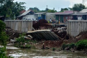 Baru Dibangun Turap, Jalan CBL Longsor