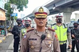 Polisi Bubarkan Kerumunan Selama PPKM