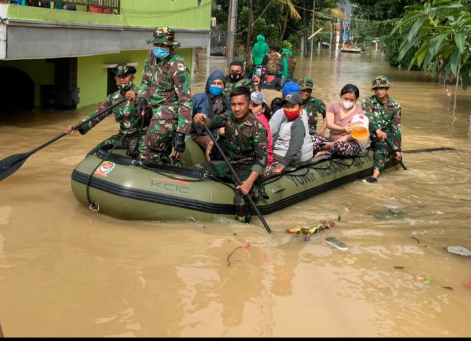 Prajurit Yonif Mekanis 202/Tajimalela Sigap Bantu Korban Banjir