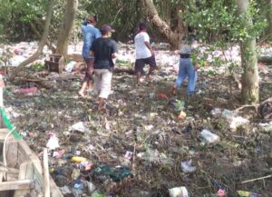 Sampah Menumpuk di Sepanjang  Pesisir Muaragembong