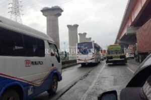 Jalur Tol Japek Tersendat