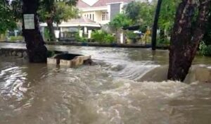 Salto di Kali Rawalumbu dan Kali Cakung Saat Banjir, Dua Bocah Ini Terseret Arus 