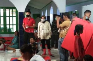 Mensos Cek Pengungsian di Pebayuran