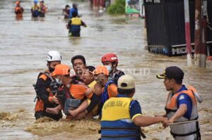 Semenit Air Naik Semeter