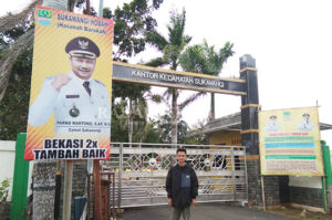 Spanduk Camat Sukawangi Dinilai Melanggar UU ASN