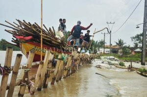 Warga dan Relawan Swadaya Perbaiki Tanggul