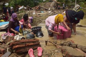 Diterjang Banjir, Puluhan Warga Tinggal di Gedung MTs
