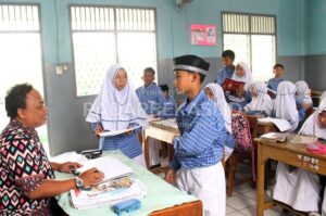 Guru dan Orangtua Tolak Frasa Agama Dihilangkan