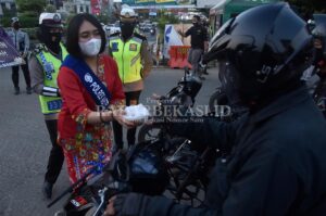 Hari Kartini, Polwan Bagikan Takjil Gratis