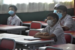 Guru Kerja Keras Ingatkan Siswa Disiplin Prokes