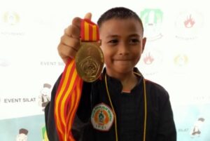 Berprestasi Pencak Silat